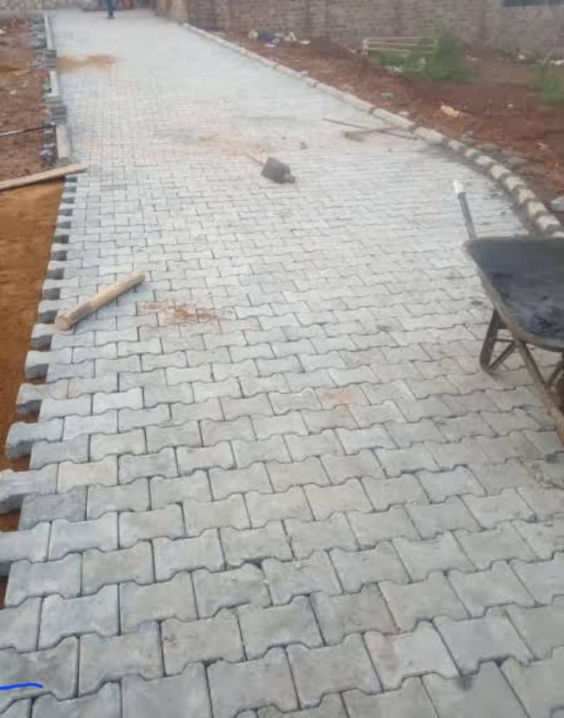 Bowtie paver walkway with kerb